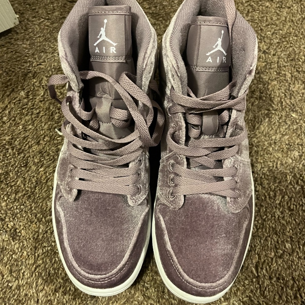 Air Jordan 1 Mid SE Purple Velvet (Women's) size 9